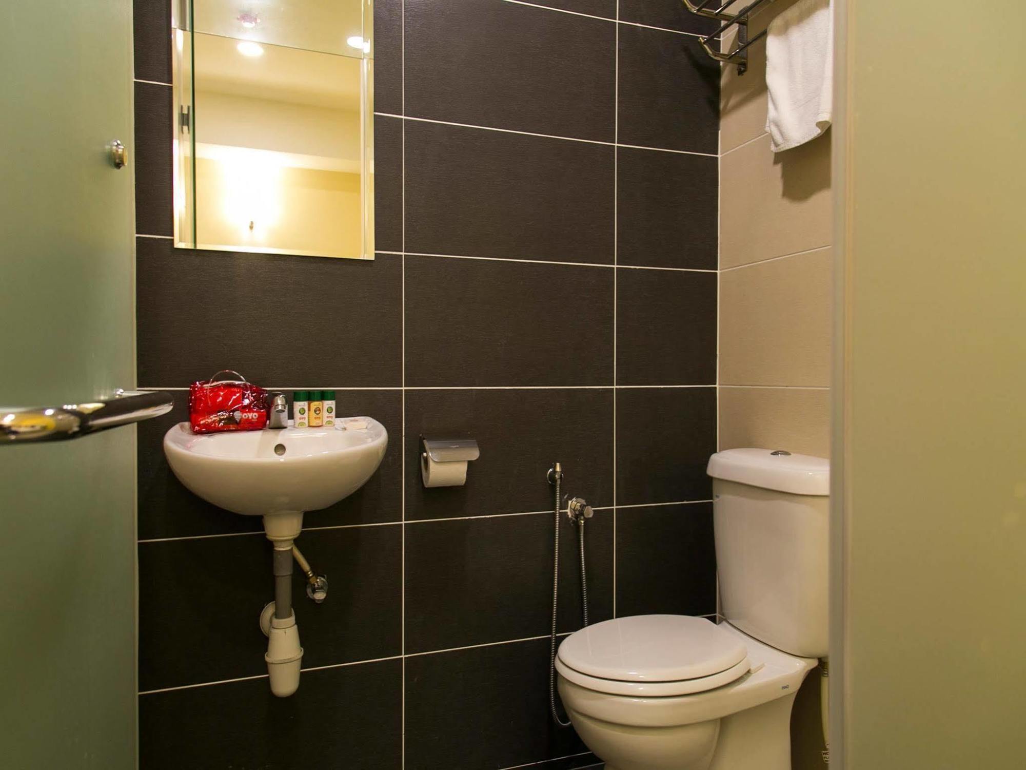 Oyo 220 Hotel Sri Maluri Kuala Lumpur Bagian luar foto