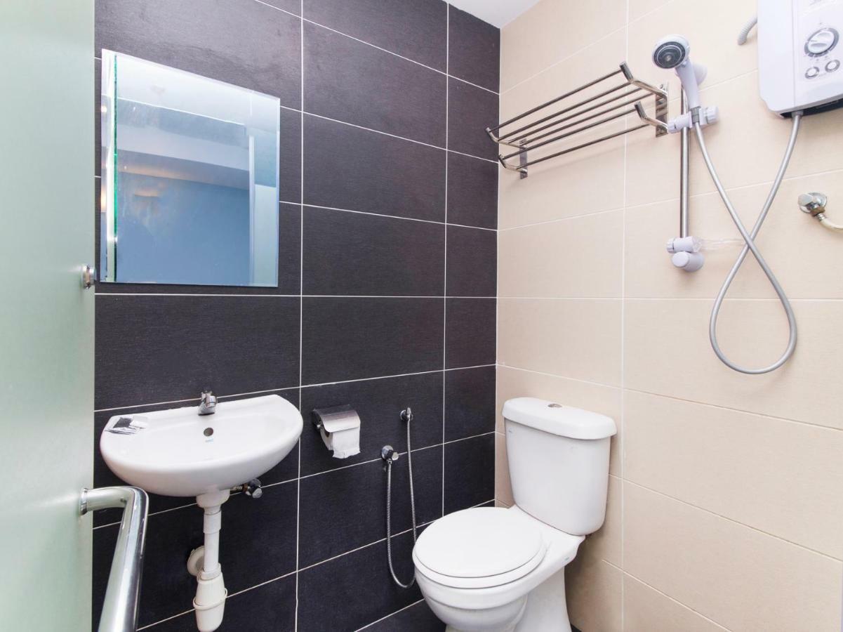 Oyo 220 Hotel Sri Maluri Kuala Lumpur Bagian luar foto