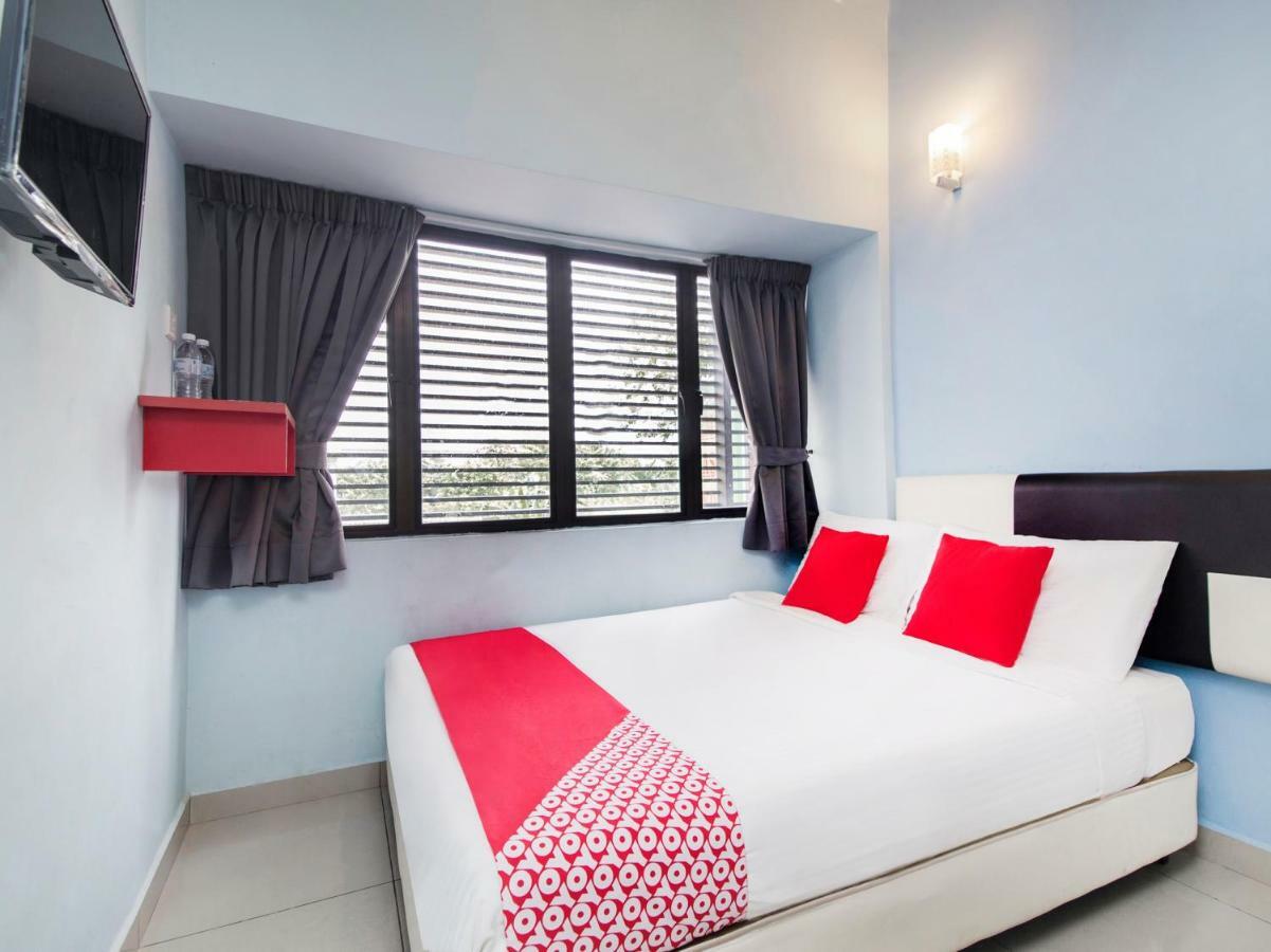 Oyo 220 Hotel Sri Maluri Kuala Lumpur Bagian luar foto